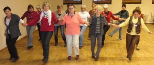 Frauen der Gruppierung Fröhliches Tanzen, Niedernberg