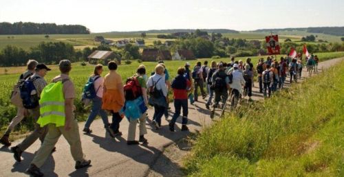 Wallfahrer auf dem Weg nach Walldürn