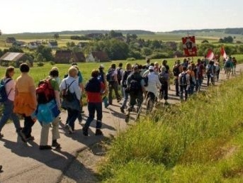 Wallfahrer auf dem Weg nach Walldürn