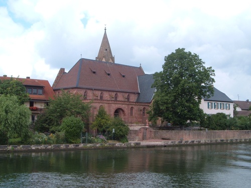 Außenansicht der Pfarrkirche St. Cyriakus Niedernberg